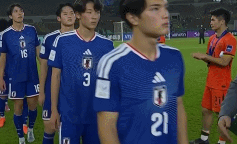 足球投注-中国U23赛后1举动获日本球迷大赞：中国足球没那么糟糕！|中国队|日本足球|中国男足|球员|日本队_新浪体育_新浪新闻