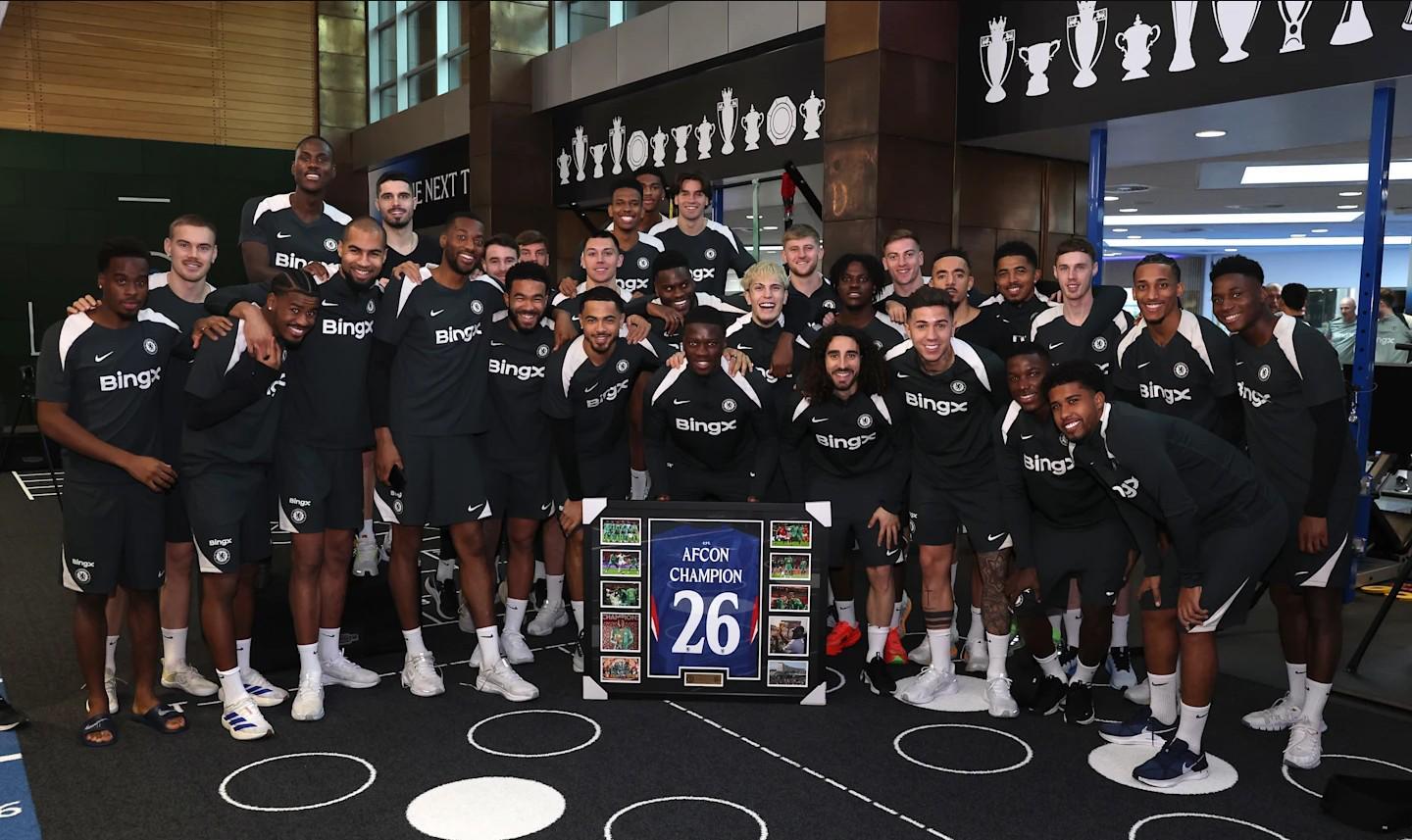 德甲投注-马马杜-萨尔被召回后，切尔西球员共同祝贺他赢得非洲杯冠军